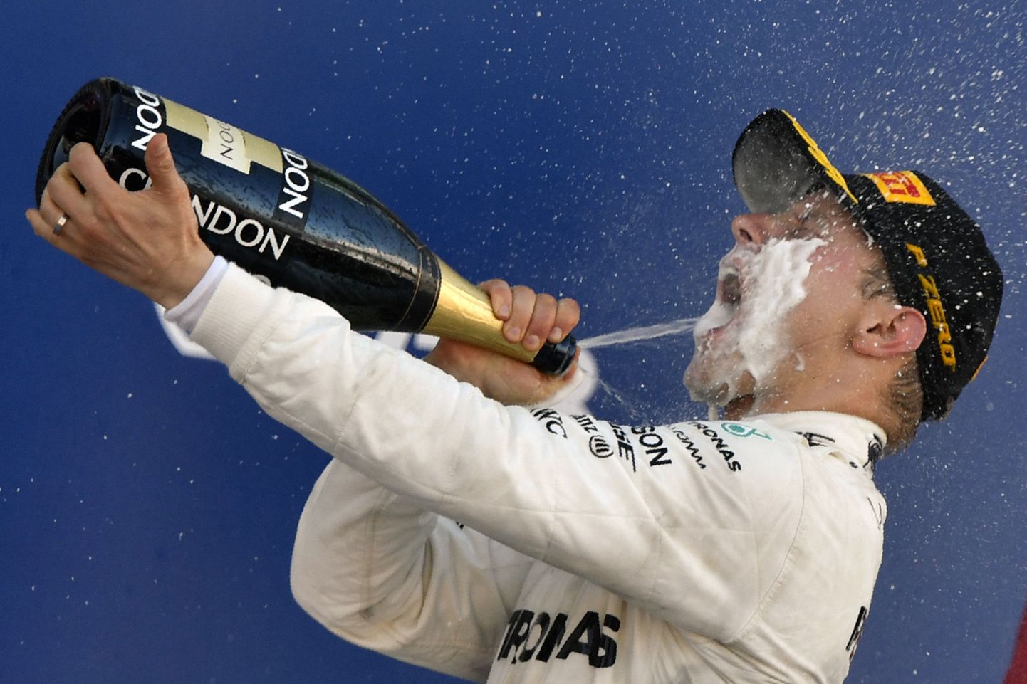 Valtteri Bottas sai Sotšis esimest korda F1 sarjas maitsta võitjašampust.