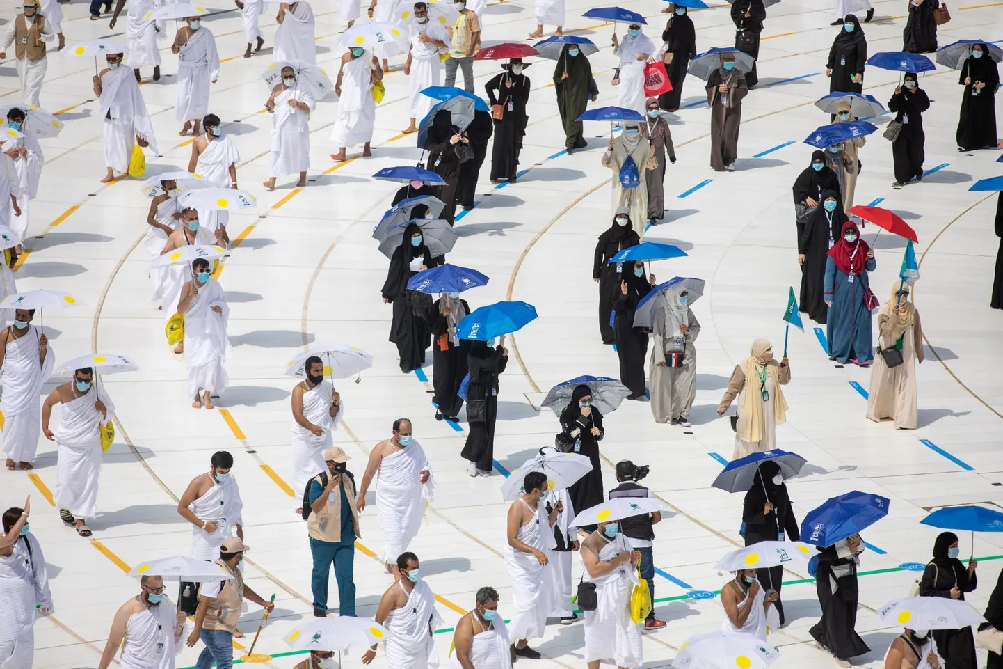 Meka Suures mošees on tänavu kohustuslik maski kandmine ja palverändurid peavad ümber Kaaba kõndima mööda jooni, et hoida turvalist vahemaad.