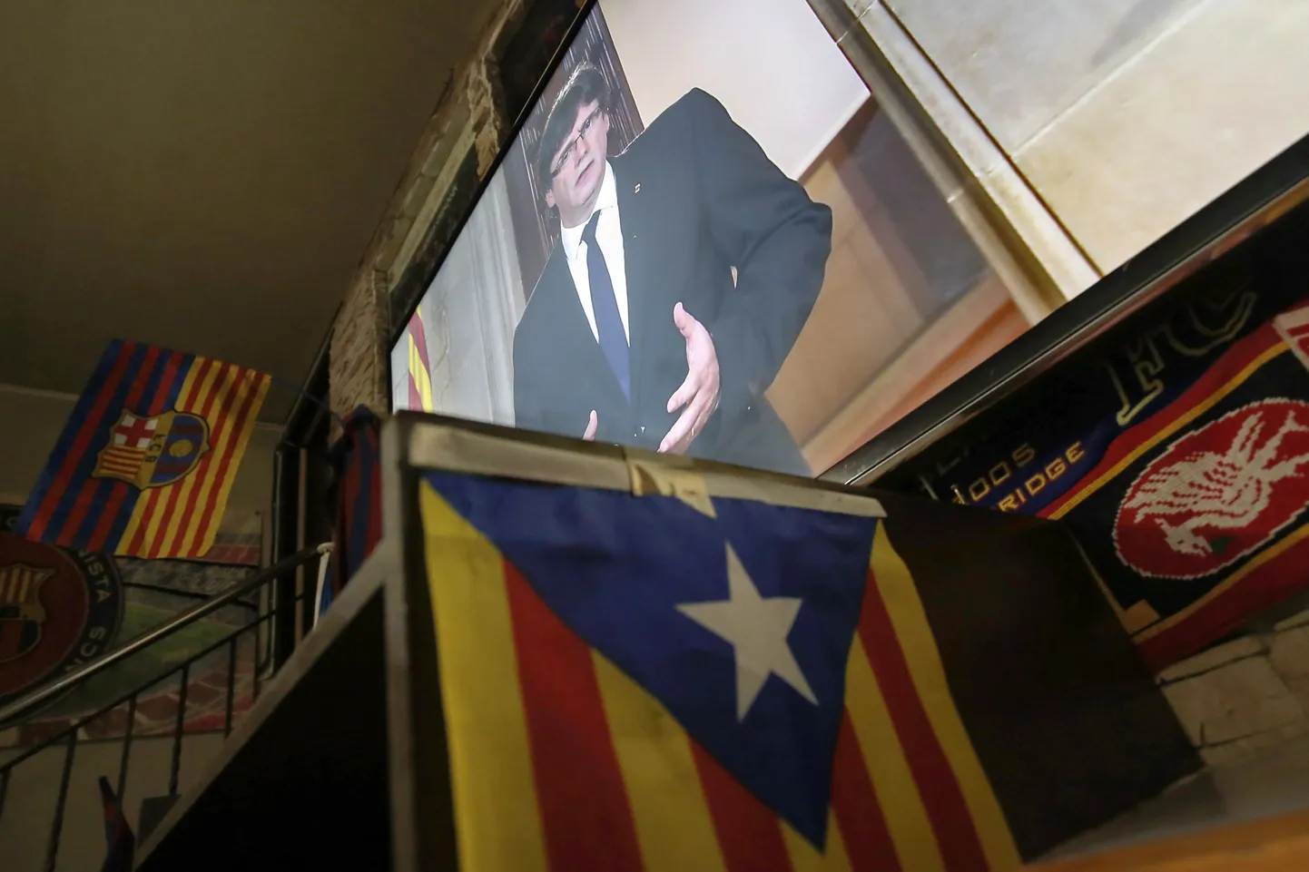 Kataloonia president Carles Puigdemont televisiooni vahendusel teadet edastamas.
