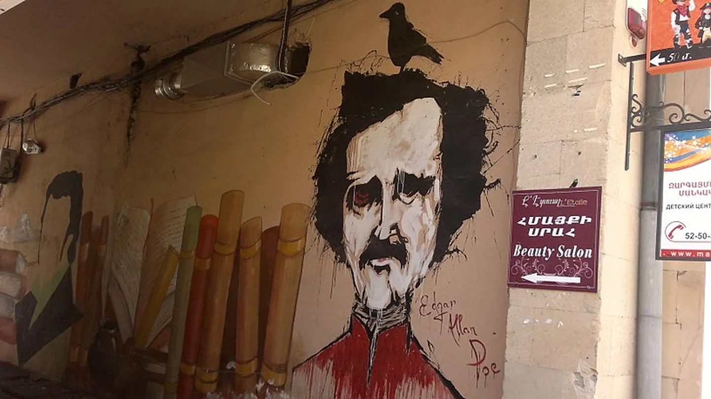 Edgara Alana Po grafiti uz ēkas sienas Armēnijā