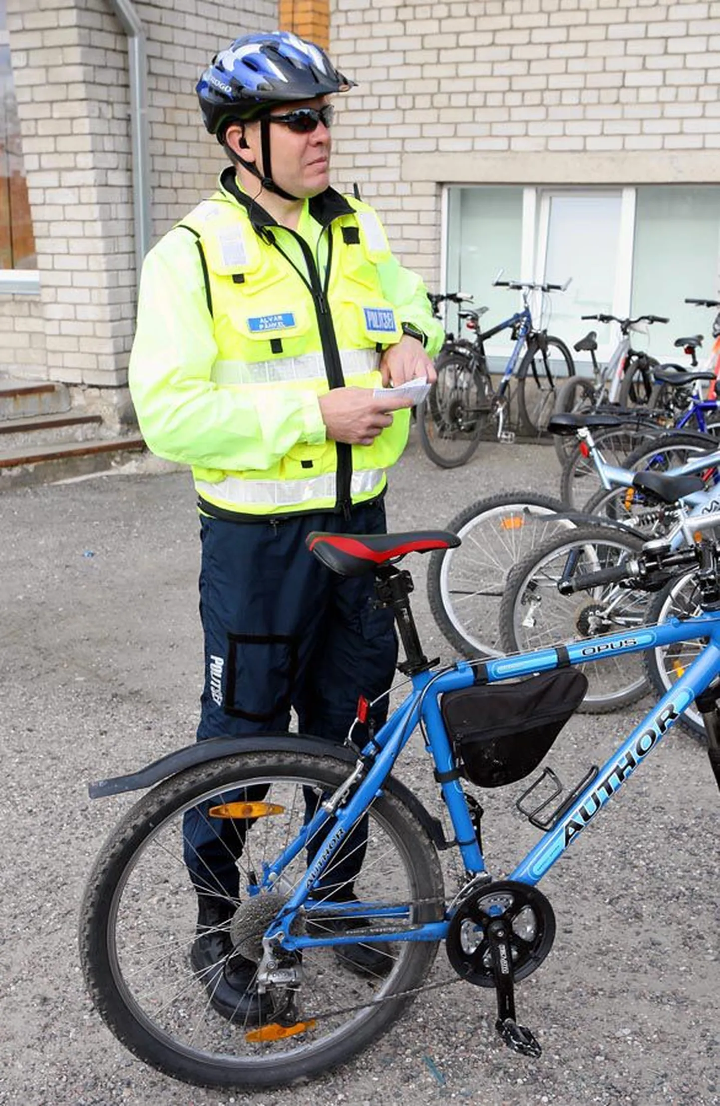 Viljandi politseijuht Alvar Pähkel nentis, et järgmisel nädalal on liiklus varasemast märksa närvilisem. Ratastel kooliminejad peaksid kontrollima oma ratta turvavarustust.
