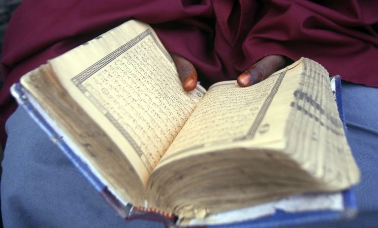 Moslem lugemas koraani. Pilt on illustreeriv