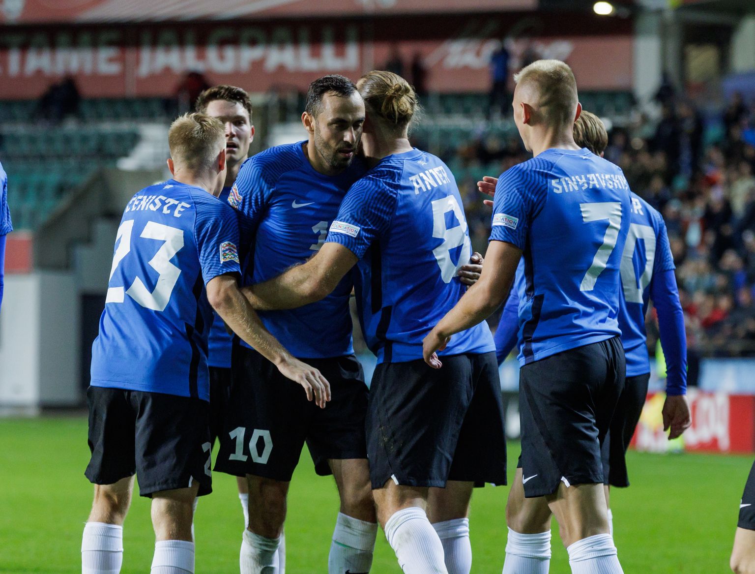 Eesti jalgpallikoondislased tähistamas võiduväravat Malta vastu.