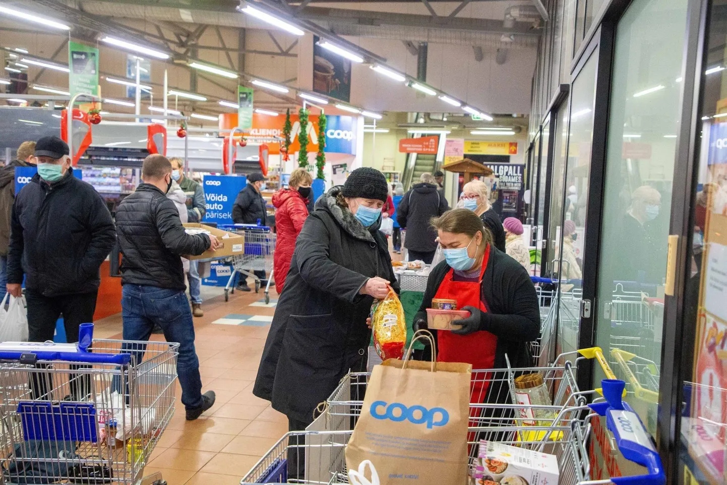 Toidukogumispäevadel on järvamaalased helded abivajajatele annetama.