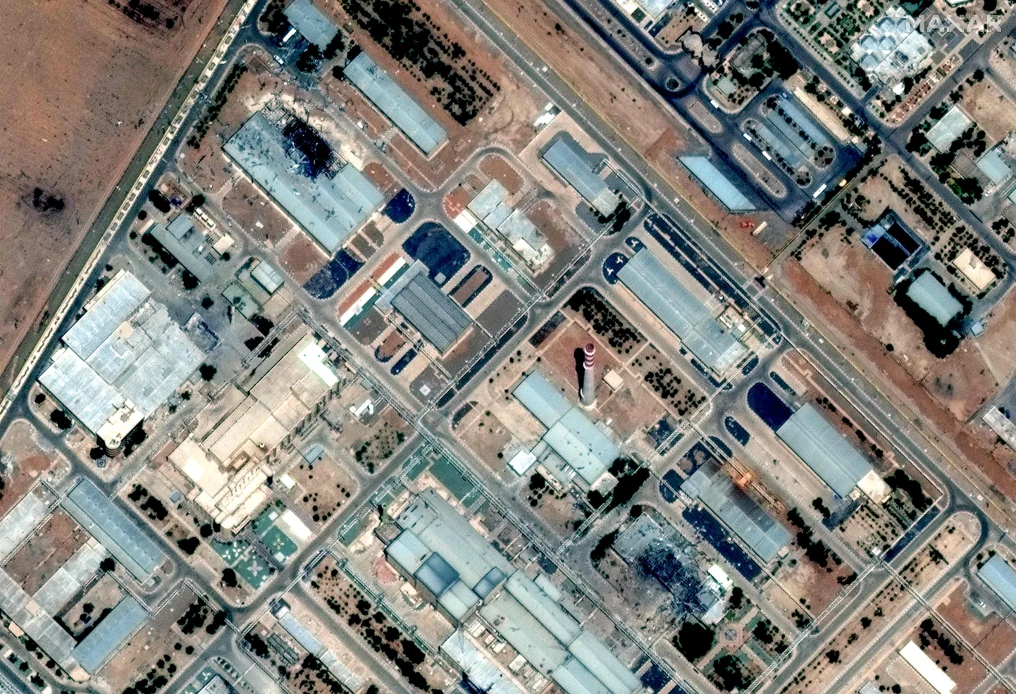 Šajā Maxar Technologies satelīta attēlā redzamas sagrautās ēkas Esfehānas kodolieroču bagātināšanas rūpnīcā Irānas centrālajā daļā 2025. gada 14. jūnijā pēc tam, kad to skāra Izraēlas triecieni.