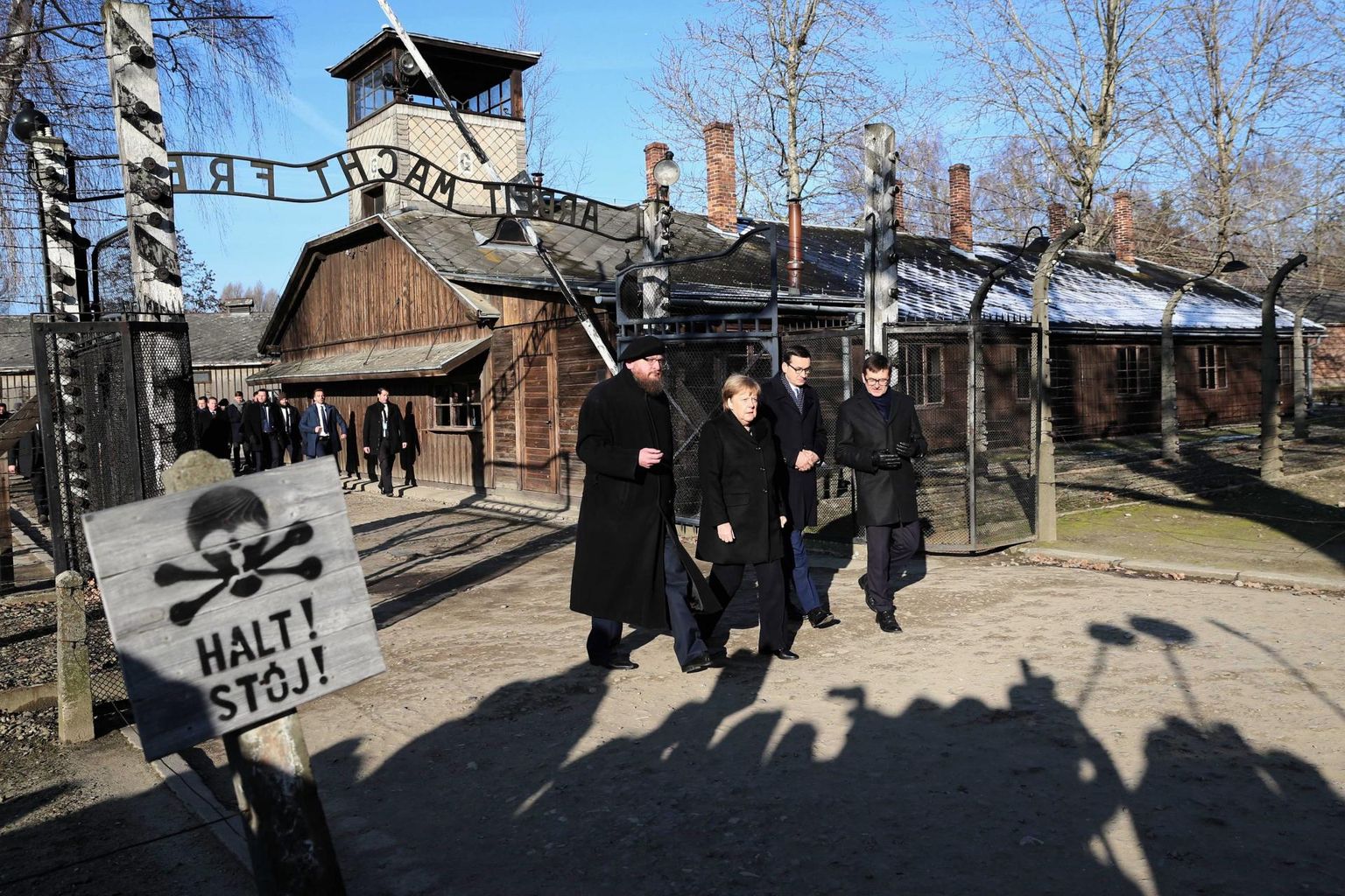 Saksamaa kantsler Angela Merkel (vasakult teine) ja Poola peaminister Mateusz Morawiecki (paremalt teine) koos Auschwitz-Birkenau riigimuuseumi direktori Piotr Cywiński (vasakult esimene) ja asedirektor Andrzej Kacorzykiga (paremalt esimene) Auschwitz-Birkenau koonduslaagris. 
