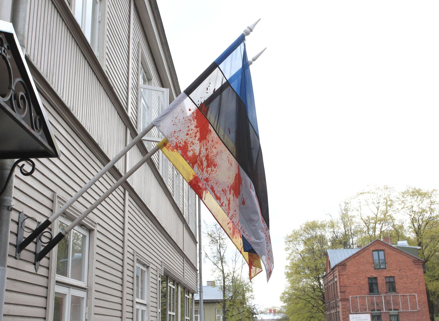 6.mail kella 8.30 paiku mäkerdas kellegi pahatahtlik käsi Jakobi mäel asuva EÜS Põhjala maja küljes olnud Eesti ja Ukraina lipud punase värviga kokku.