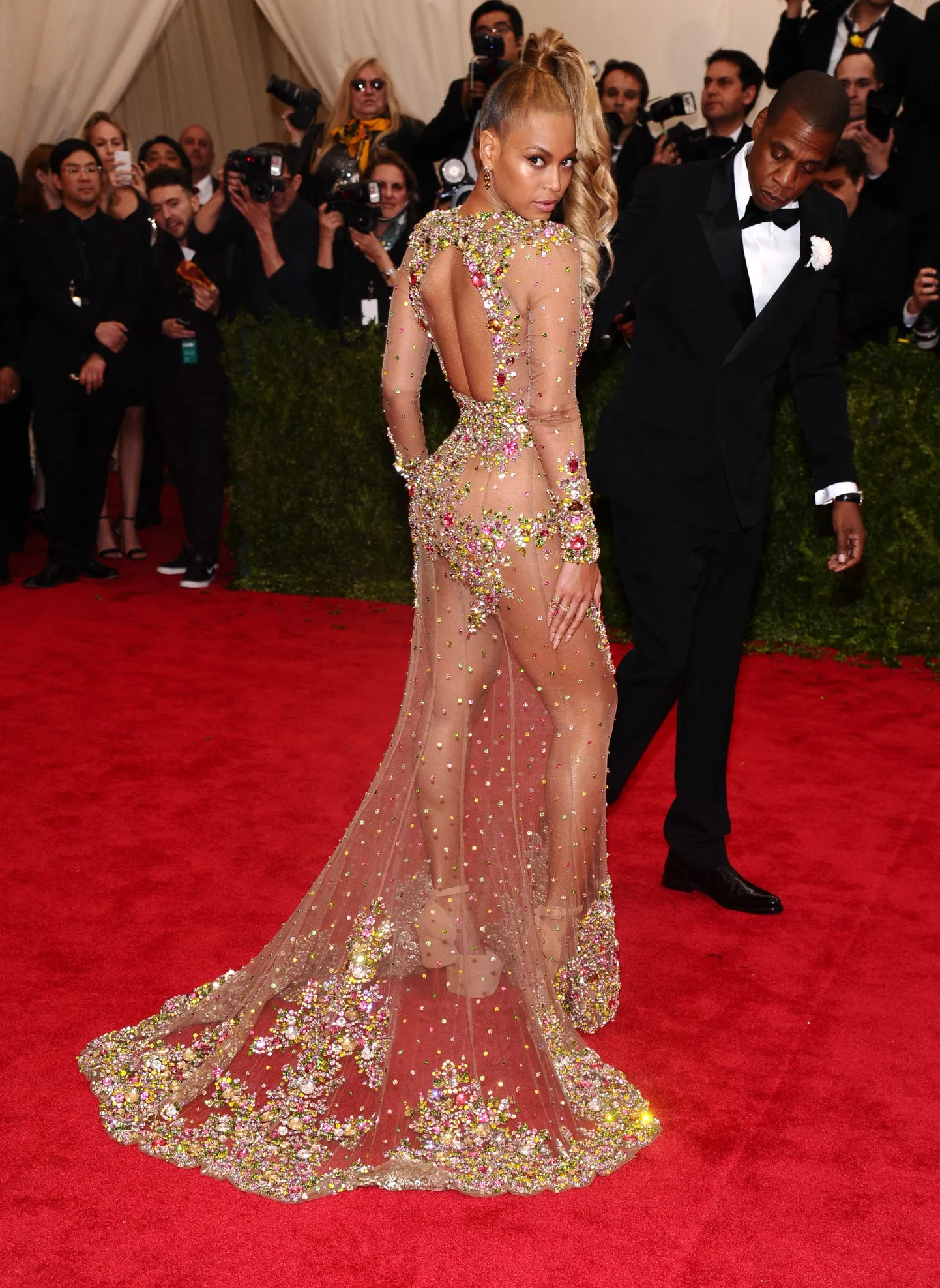 Beyonce, left, and Jay-Z arrive at The Metropolitan Museum of Art's Costume Institute benefit gala celebrating "China: Through the Looking Glass" on Monday, May 4, 2015, in New York. (Photo by Charles Sykes/Invision/AP)