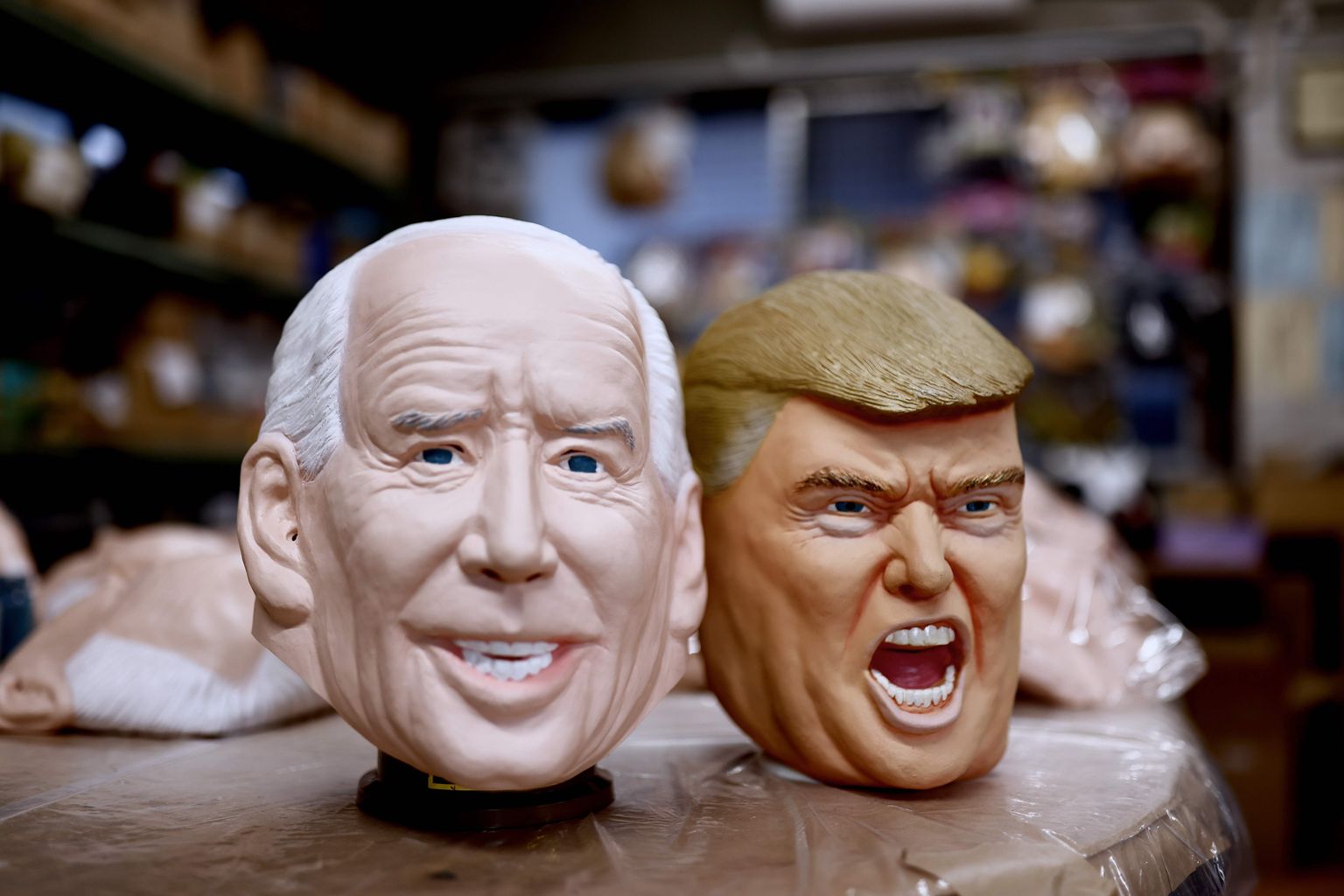 Jaapani Saitama maskivabrikus valminud maskid, mis kujutavad USA presidendivalimised võitnud demokraati Joe Bidenit (vasakul) ja vabariiklasest presidenti Donald Trumpi