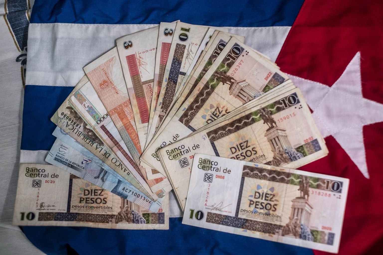Kuubal kehtisid kaks peesot alates 1994. aastast, üks oli fikseeritud USA dollariga ning seda kasutati turismis ja väliskaubanduses ja teise, 24 korda odavama rahaga maksti palka ja tasuti arveid.