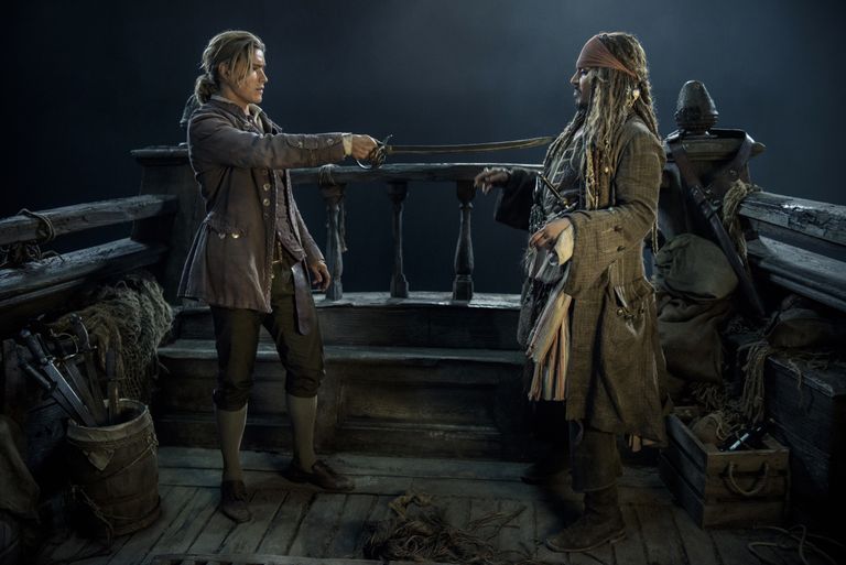 Brenton Thwaites Henry Turnerina ja Johnny Depp Jack Sparrowna filmis «Kariibi mere piraadid: Salazari kättemaks»