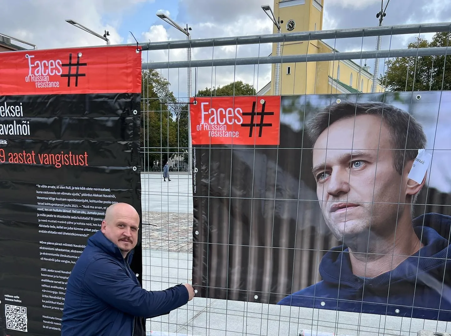 Сбор выставки "Лица российского сопротивления", которая открылась на площади Вабадузе и будет доступна до 10 октября 2023 года.