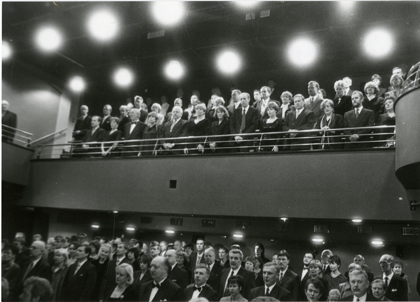 Kutsutud külalised teatrisaalis avakontserdil riigihümni ajal 4. detsembril, 1999.