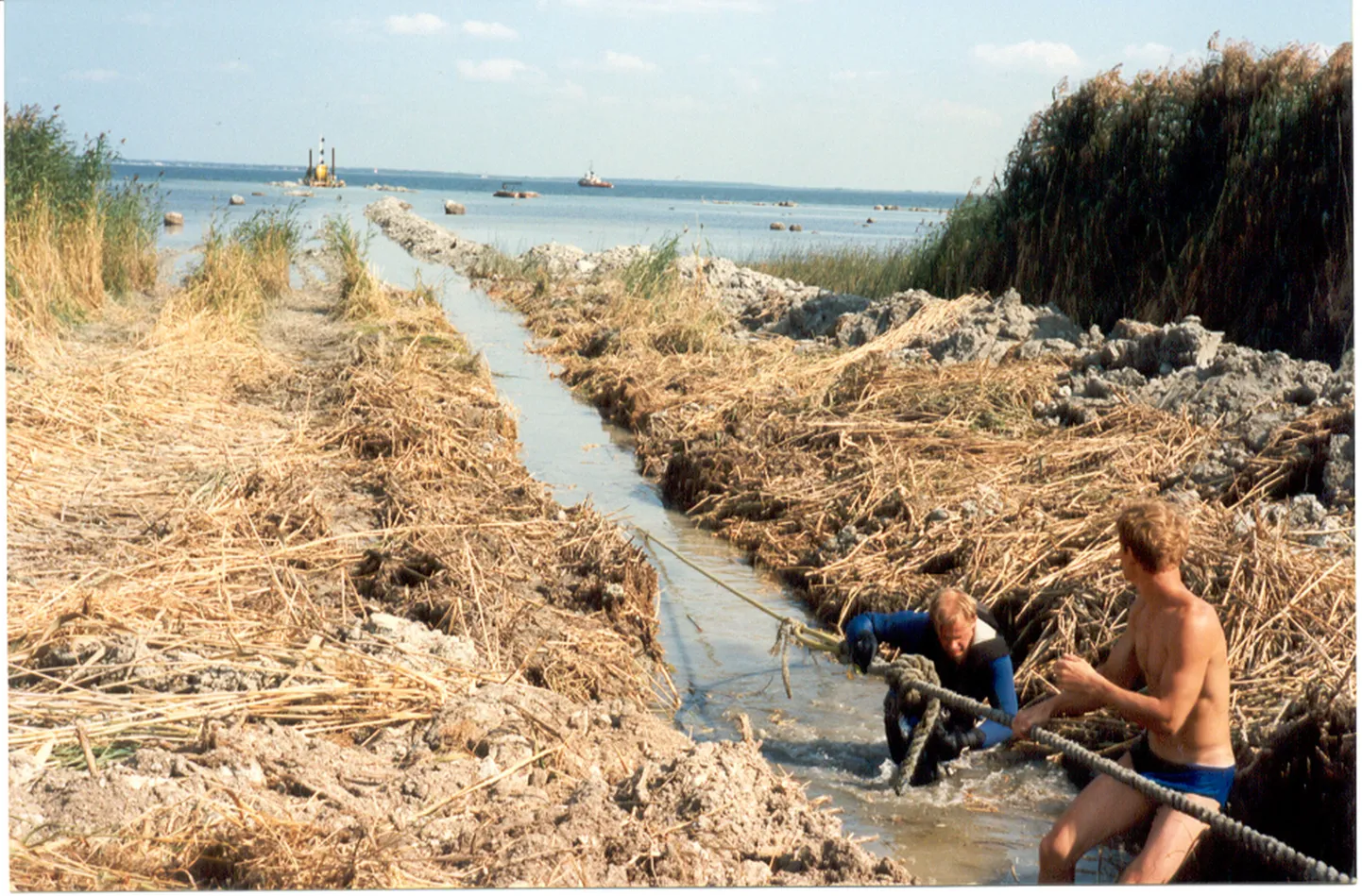 UUE AJASTU ALGUS: Foto aastast 1996, mil moodne valguskaabel jõudis Muhumaal Võiküla kaudu Saaremaale (SM F 4076:124 Fd).