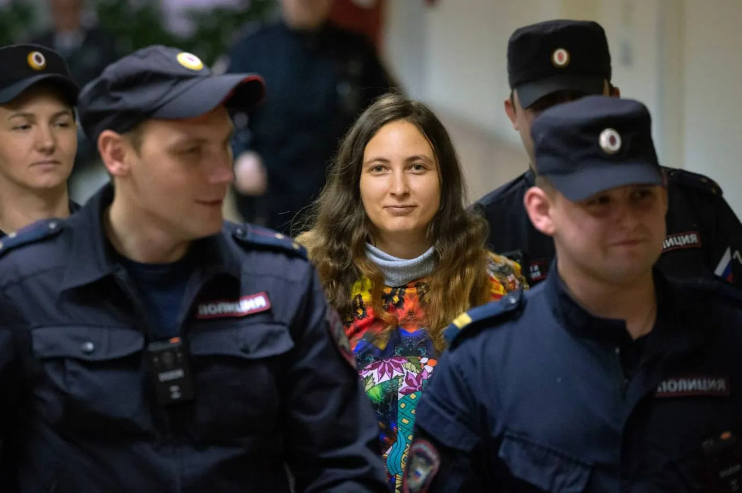 Сашу Скочиленко ведут в зал суда. 16 ноября 2023 года, Санкт-Петербург, Россия.