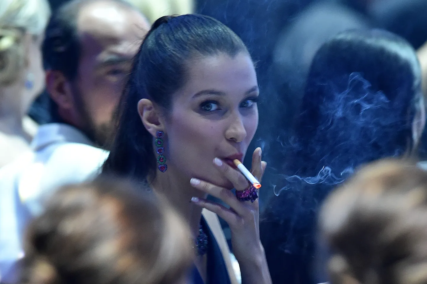 Bella Hadid ja sigarett, pilt on tehtud 2016. aastal.