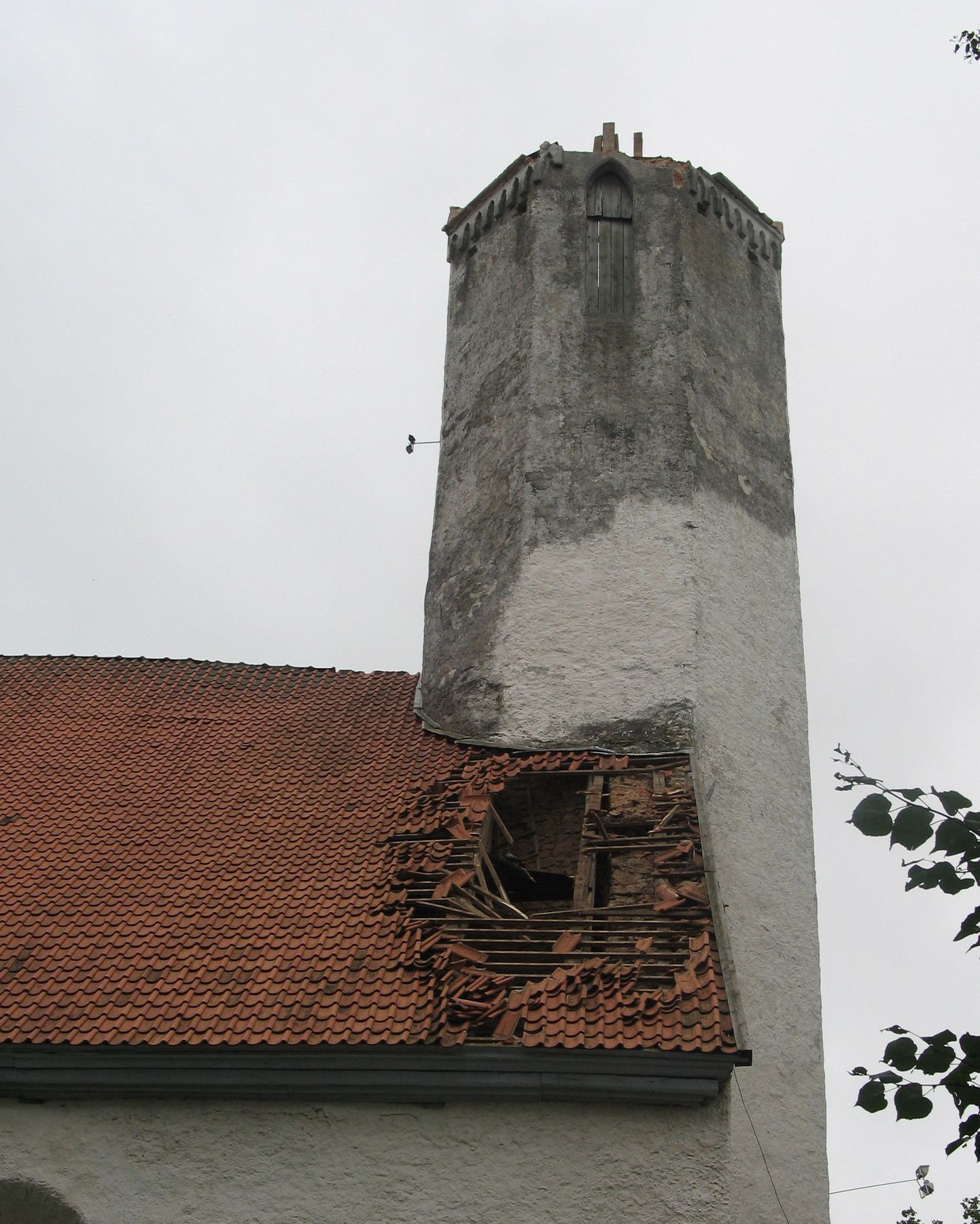 Torm rebis Väike-Maarja kirikult tornikiivri ja heitis selle kõrval olevale kabelile