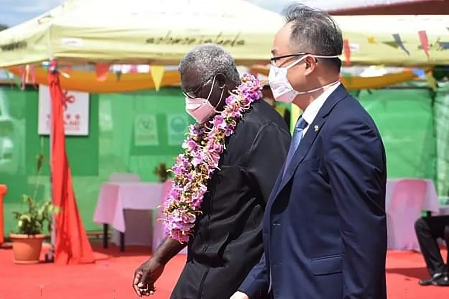Hiina suursaadik ja Saalomoni saarte peaminister Manasseh Sogavare Hiina rahastatud Saalomoni rahvusstaadioni avamistseremoonial aprilli keskel.