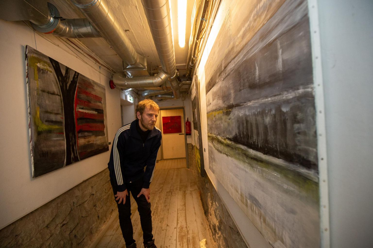 Hando Tamm avastas, et maali «Tühjus» sildil on valmimisaasta 2021, maali signeeringul aga 2023. 