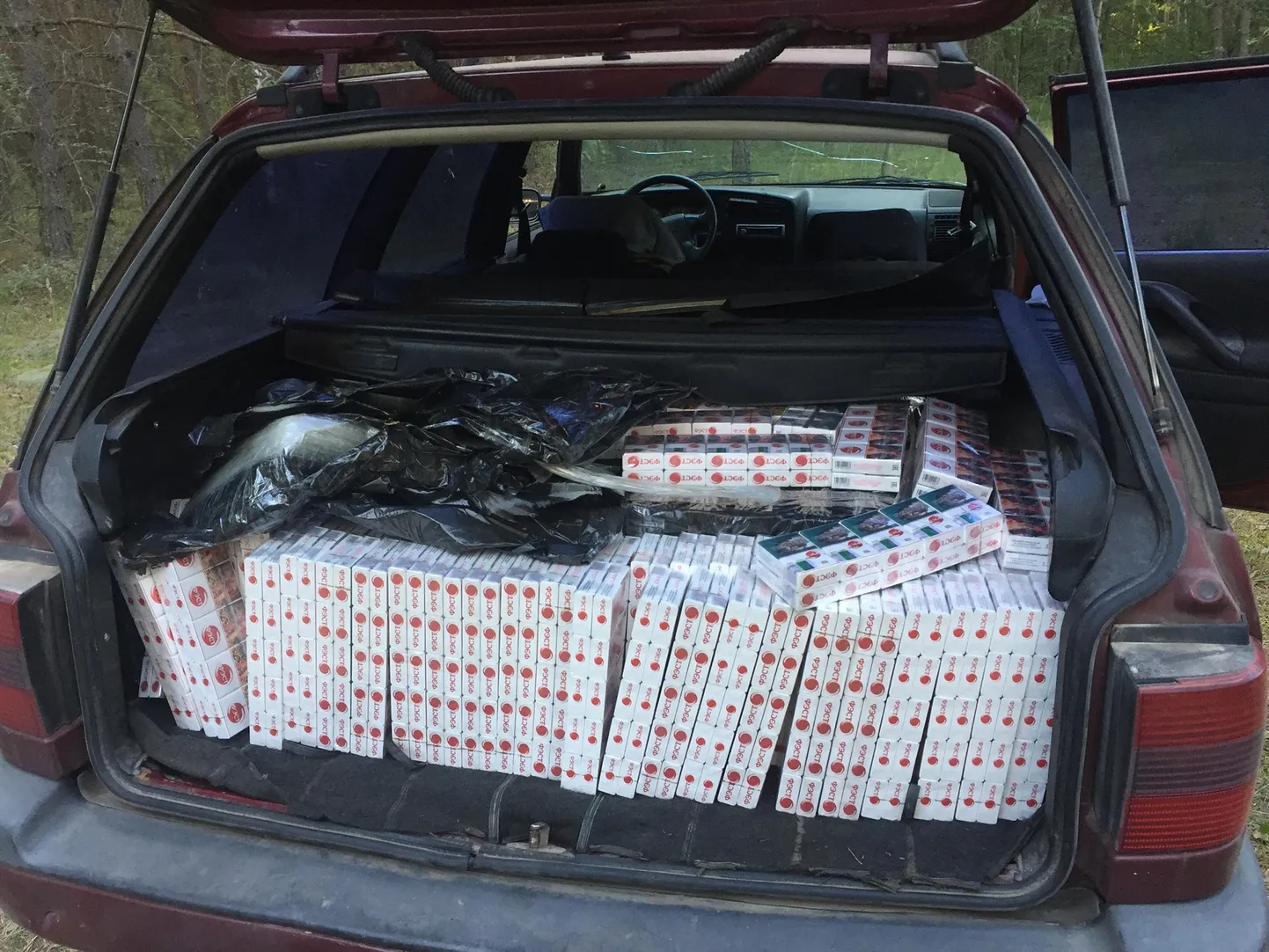Sõiduki kontrollimisel avastati selle pagasiruumist kolm musta kilesse pakendatud Valgevene maksumärkidega sigaretikasti, milles oli ligi 60 000 salasigaretti.