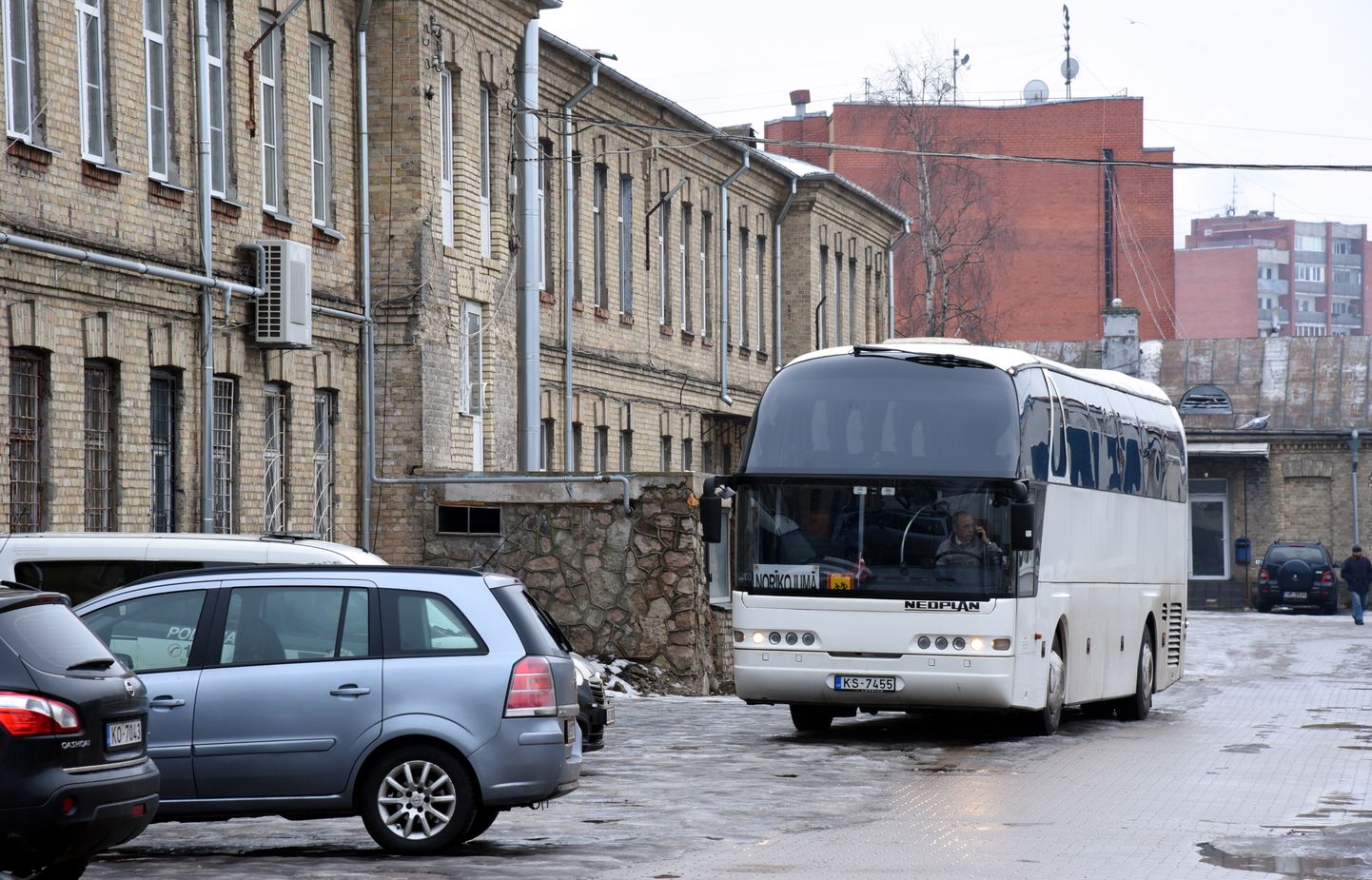 Autobuss ar uzrakstu "Norīkojumā", kas gaida cilvēkus Stūrmaņu ielā Bolderājā, lai nogādātu uz partijas "Saskaņa" rīkoto mītiņu Rātslaukumā