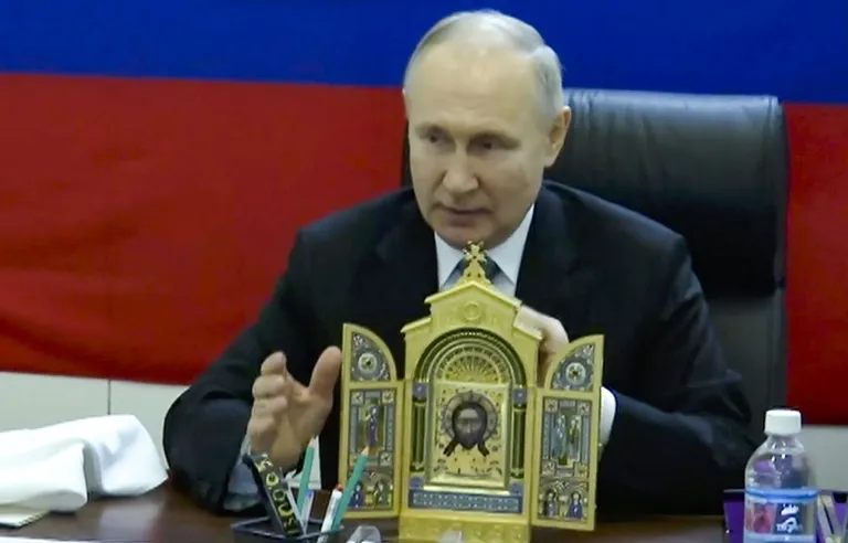 Скриншот видеозаписи со встречи Путина с генералами ВС РФ на оккупированных территориях Украины, когда президент РФ передал военным чудо-икону. Апрель 2023 года.