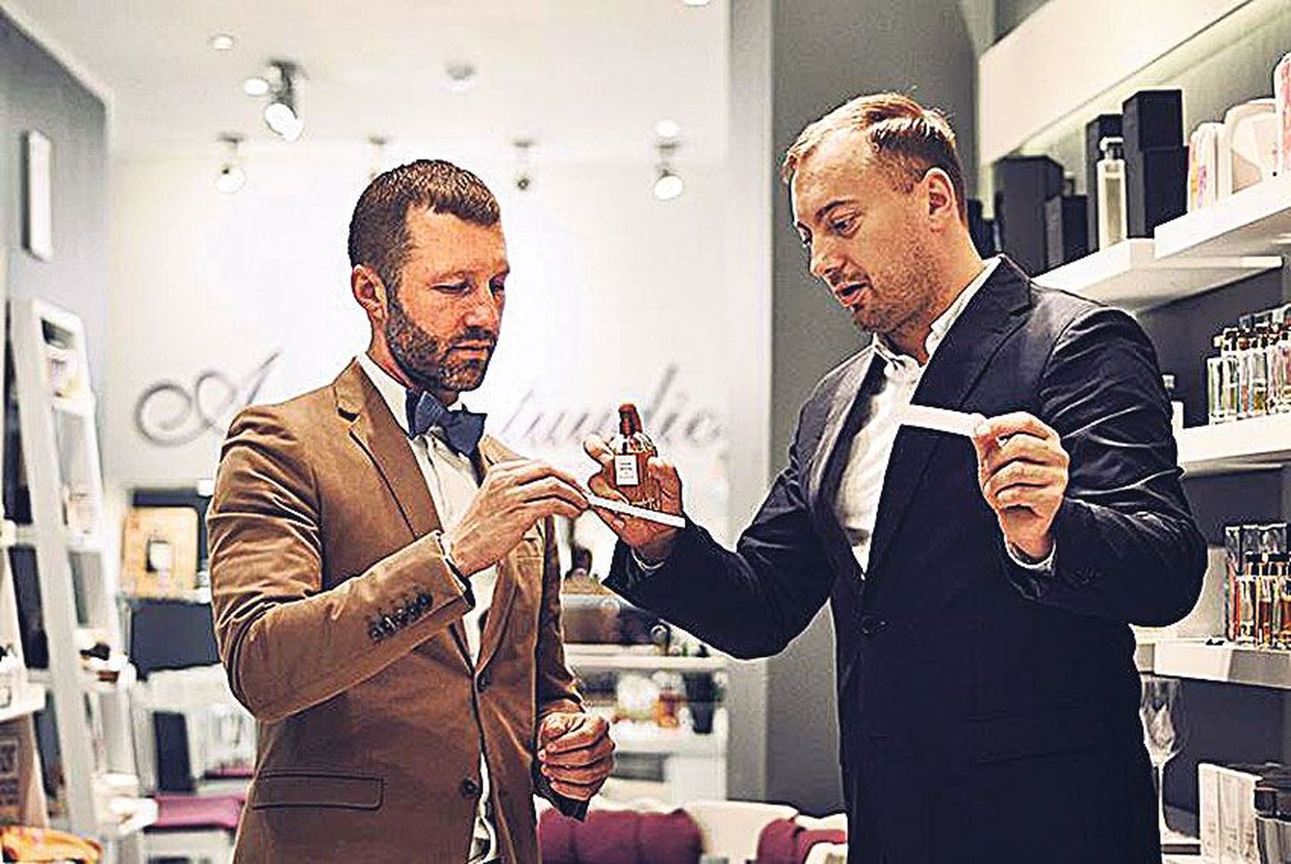 Avasid Tallinnas lõhnamaja: Valery Morozov (paremal) ja Konstantin 
Galensky La Méditerranée Aroomistuudios, mis esindab maailma nišiparfüümide paremikku ja kus saab luua ka oma isikliku 
parfüümi.