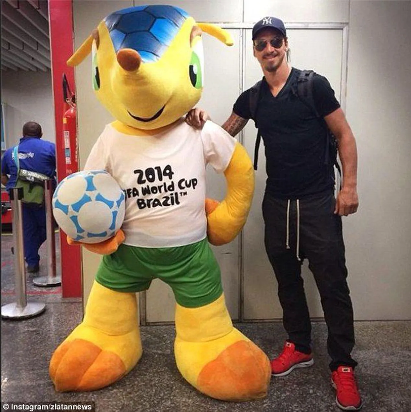 Zlatan Ibrahimovic Rios koos MMi maskotiga.