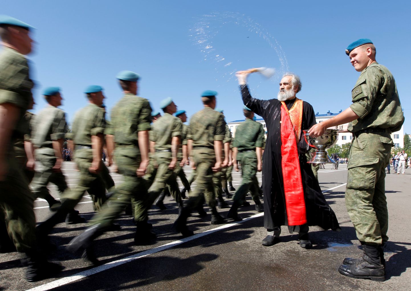 Vene õigeusu preester õnnistamas õhudessantväelasi.