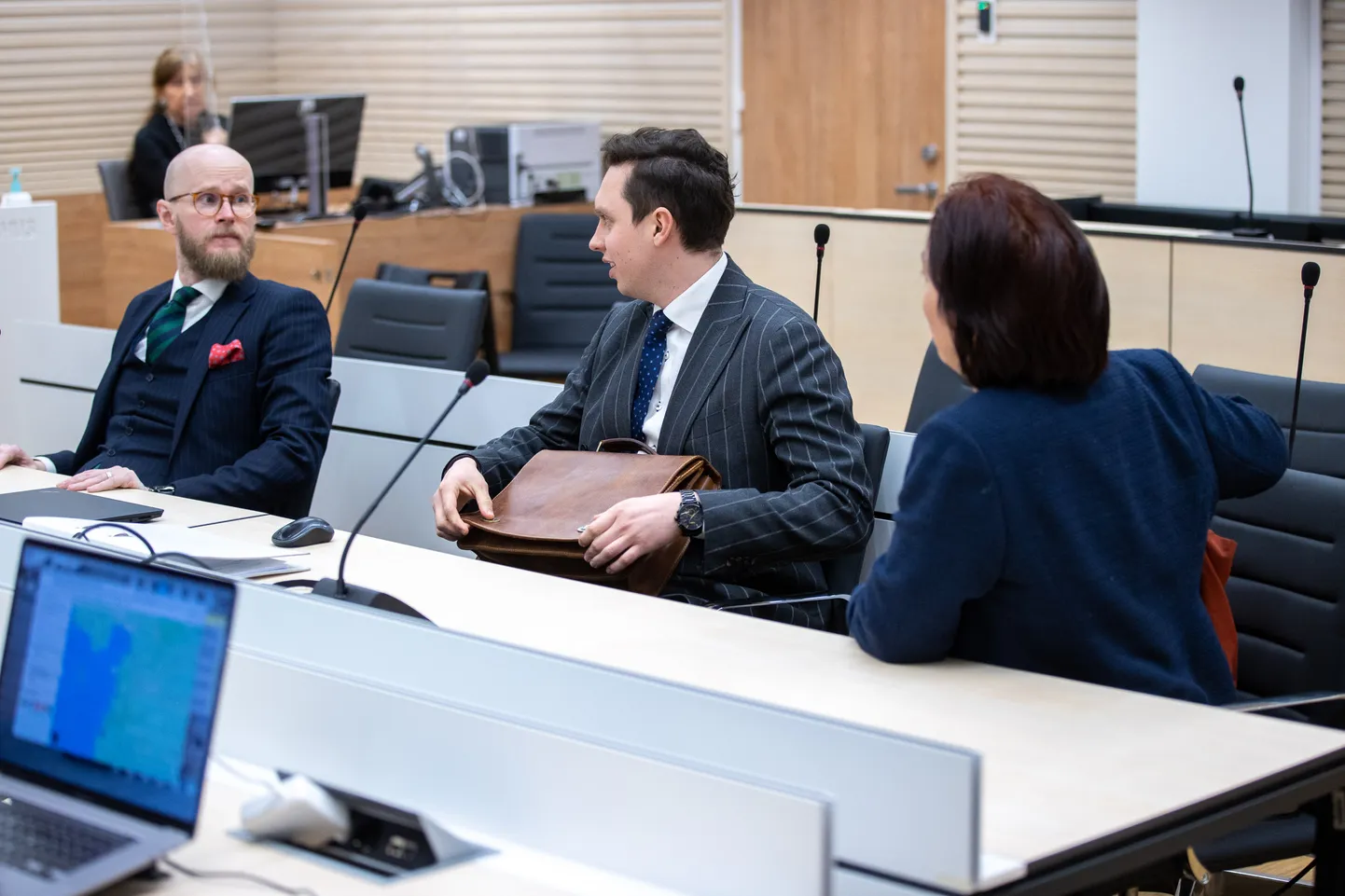 26.04.2022, Tallinn
Mailis Repsi istung. Pildil vasakult kaitsjad Paul Keres ja Andri Rohtla ning Maili Reps
Foto Tairo Lutter, Postimees