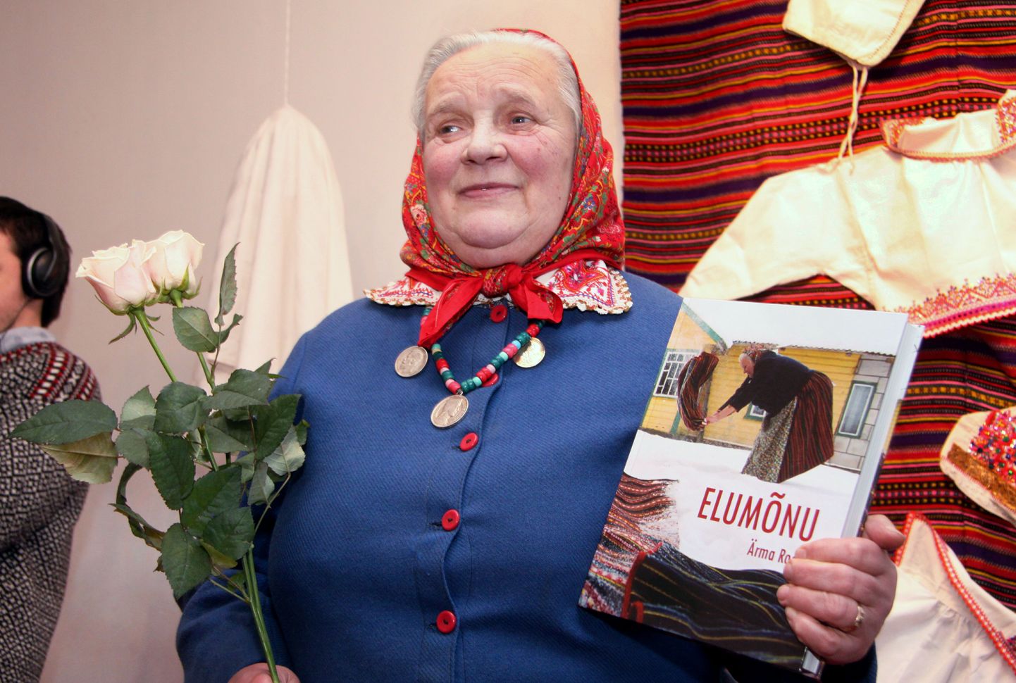 Kihnu käsitöömeister Ärmä Roosi esitles Pärnu Uue Kunsti Muuseumis oma näputöid ja raamatut "Elumõnu"