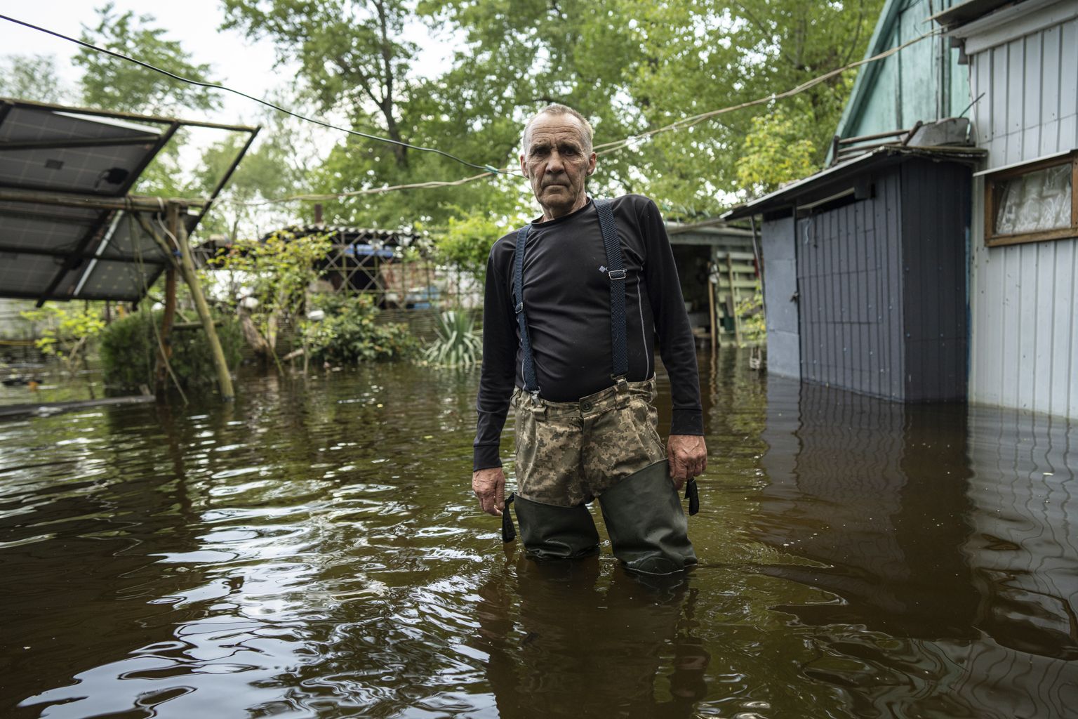 Juba enne tänaöist õhkimist oli Kakhovka veehoidla olukord kehv - venelaste tekitatud kahjustused püsisid kuid ja Dnepri veetase kerkis kohati eluohtlikult kõrgeks. Fotol kohalik jahimees Ihor Medyunov. Foto tehtud 18. mail 2023