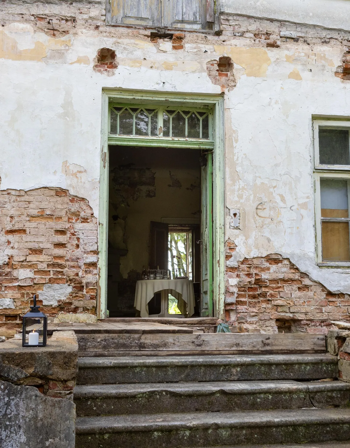 Uued omanikud on Pollenhofi elu sisse puhunud ja kuigi maja on ajahambast puretud, on nad seal juba mõndagi muutnud. Näiteks leidsid nad sepa, kes mõisa peaukse luku järgi puuduoleva võtme sepistas.