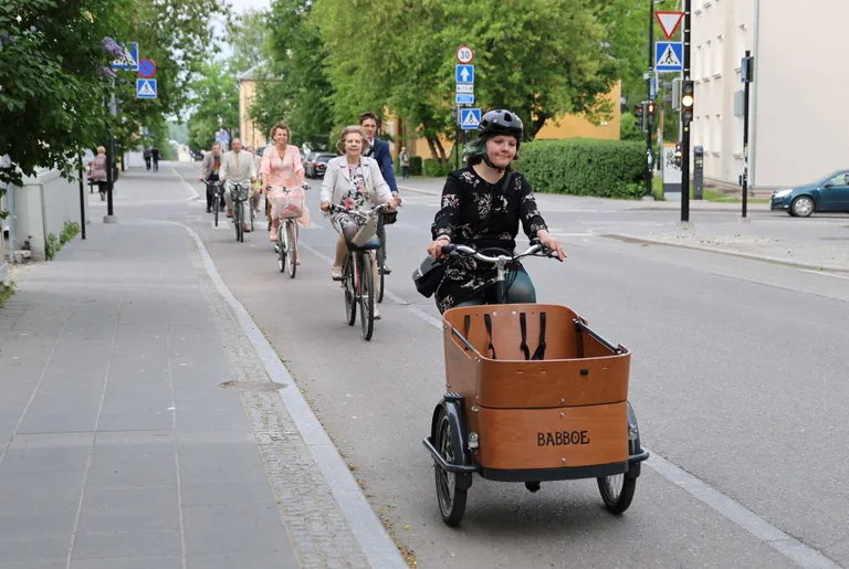 Lenkstangide taga Meeli Verlinden, lapsed seekord kodus.