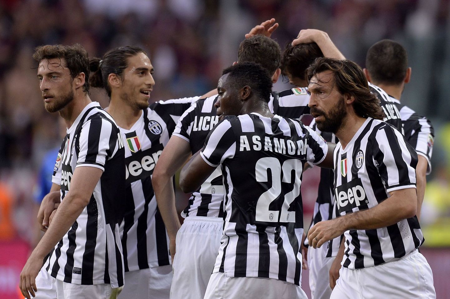 Juventuse mängijad värava üle rõõmustamas.