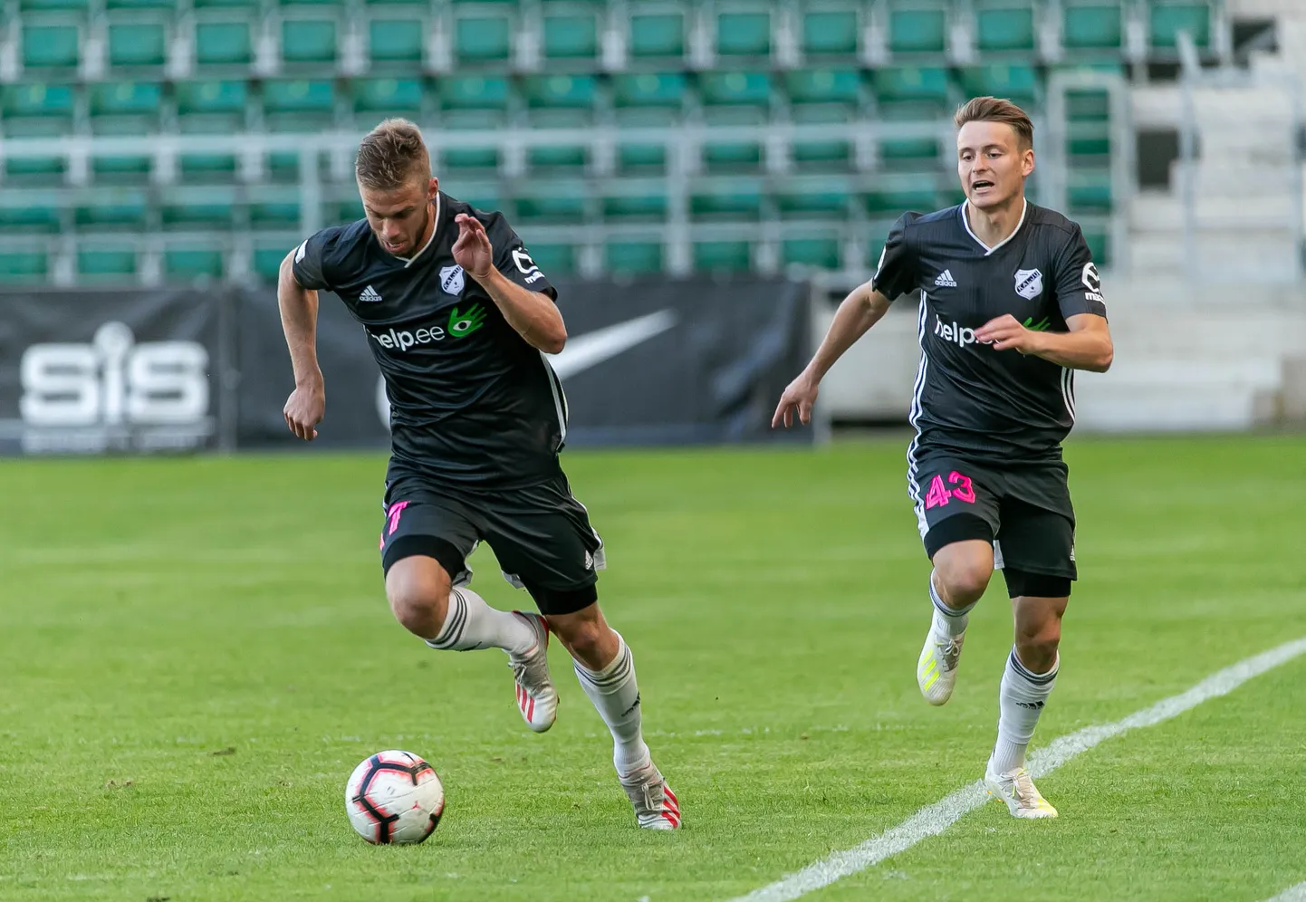 Nõmme Kalju jalgpallurid Robert Kirss (vasakul) ja Kaspar Paur.