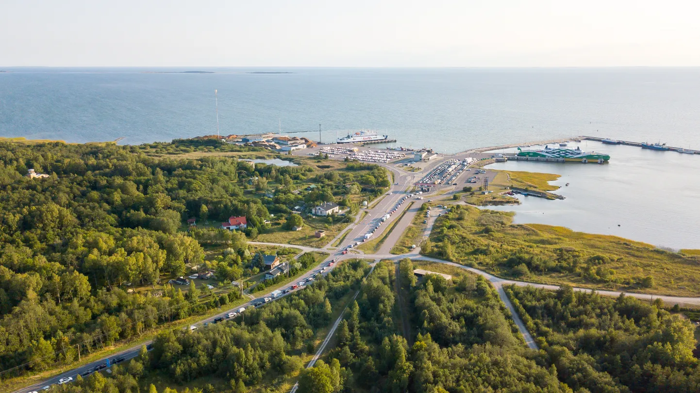 Praamijärjekord Heltermaa sadamas