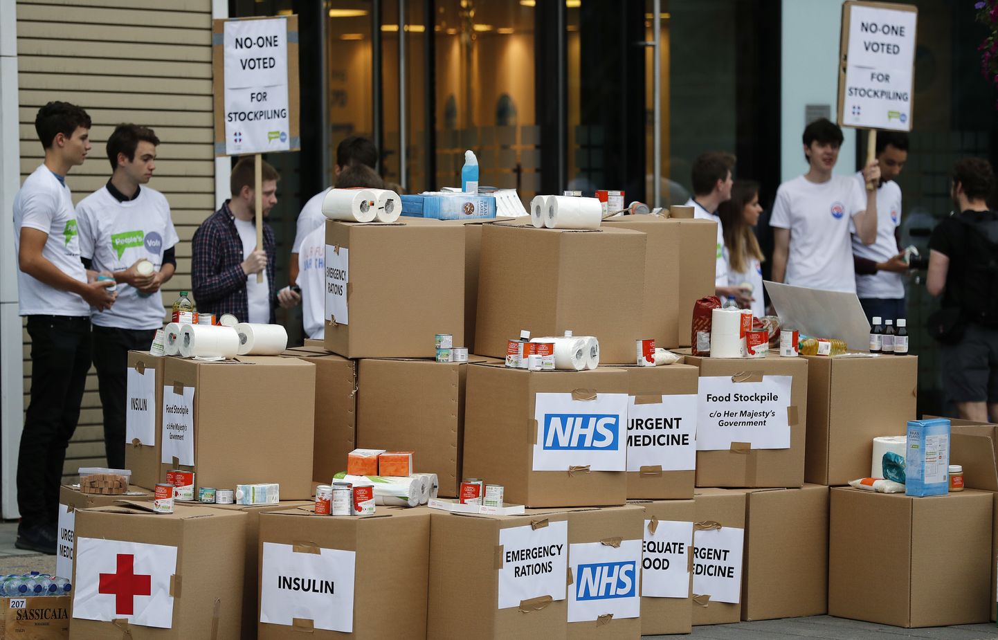 Brexiti-vastased meeleavaldajad Suurbritannia Riikliku Terviseameti (NHS) ees meditsiinitarvikutega.