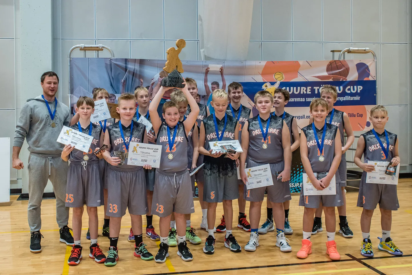 AUTASUSTAMISEL: Orissaare U14 võistkond.