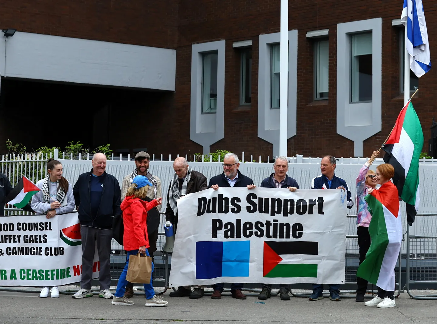 Palestīniešu atbalstītāji pie Izraēlas vēstniecības Dublinā