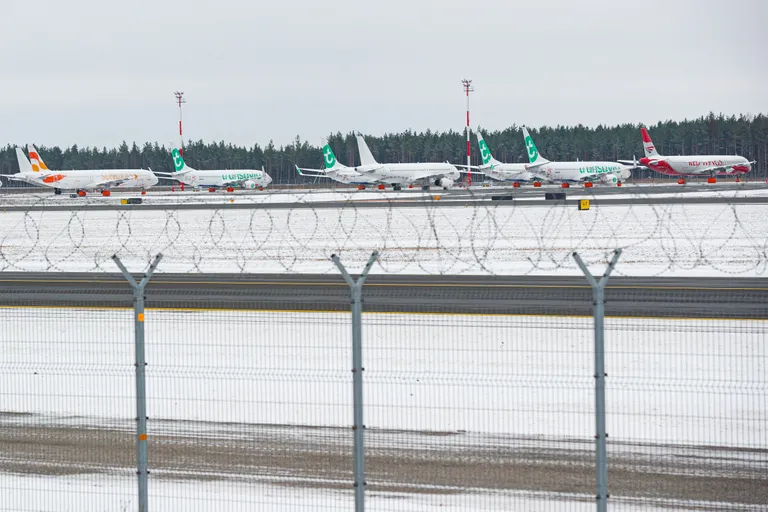 Kõrvuti on end parkinud nii Hollandi low-cost lennufirma Transavia alused kui ka (paremas servas) Venemaa regionaalse lennufirma Red Wings värvikuues õhusõiduk.  