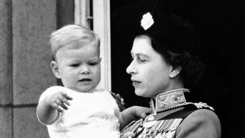 UUS RAAMAT ⟩ Kuninganna Elizabeth II pime armastus: kuidas ta kaitses Andrew’d kuni elu lõpuni