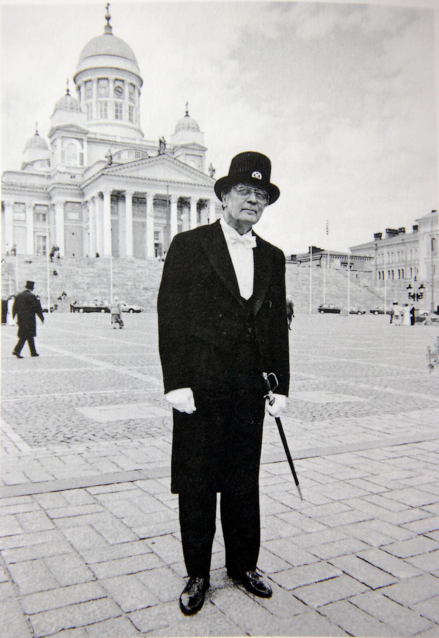 Repro Kalju Suure fotost «Jaan Kross. Kirjanik. Helsinki Ülikooli audoktor». 1990.