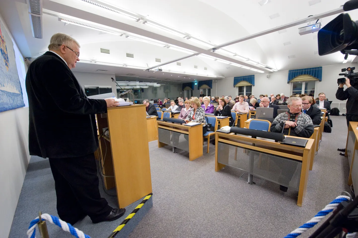 Linnapea Edgar Savisaar tutvustab linnavolikogule linnaeelarve projekti.