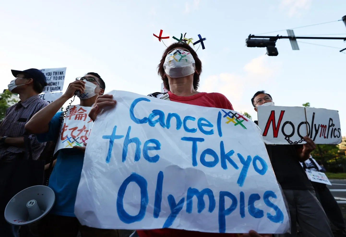 Olümpiamängude toimumisele vastu olevad inimesed pühapäeval meeleavaldusel Tokyos Akasaka palee juures, kus Rahvusvahelise Olümpiakomitee (ROK) president Thomas Bach osales Jaapani valitsuse korraldatud vastuvõtul.