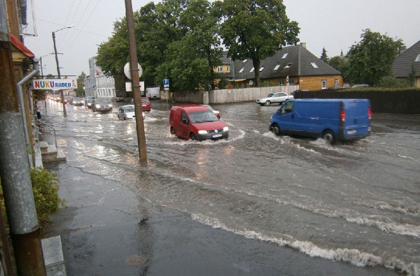 Riia maantee oli täna pärast paduvihma vee all.