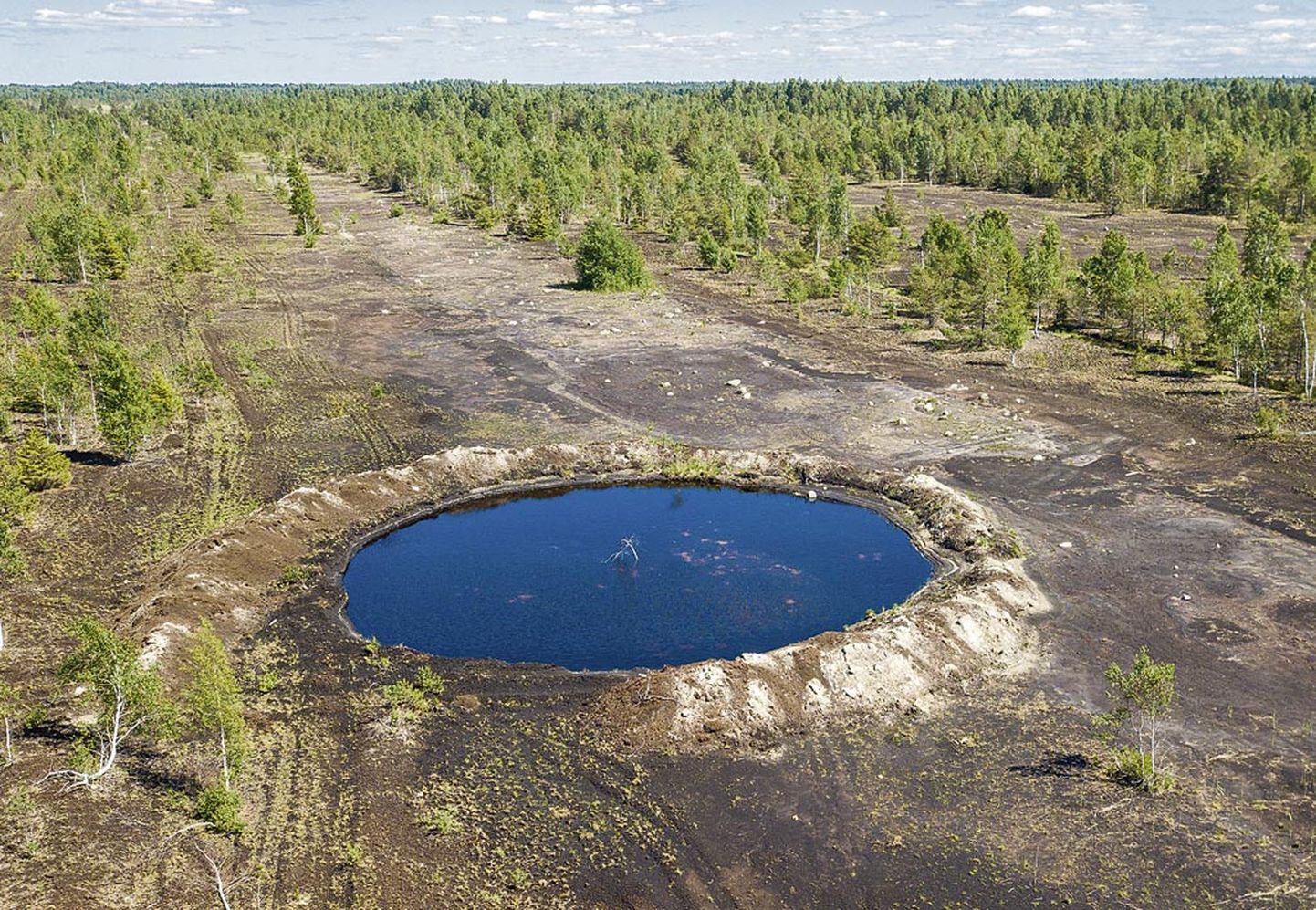 Proovikaevamise käigus kaevatud augud aitavad ­Eesti Energial väita, et ehitus Tootsi Suursoo kinnistul on alanud. See võib tagada riigifirmale üle 150 ­miljoni euro toetusi, mille maksavad kinni tarbijad.