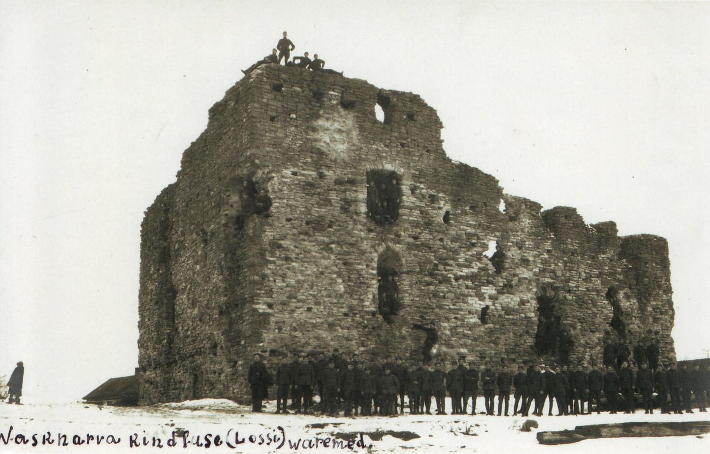 6. polgu mehed Vasknarva kindluse varemete ees, sees ja otsas.