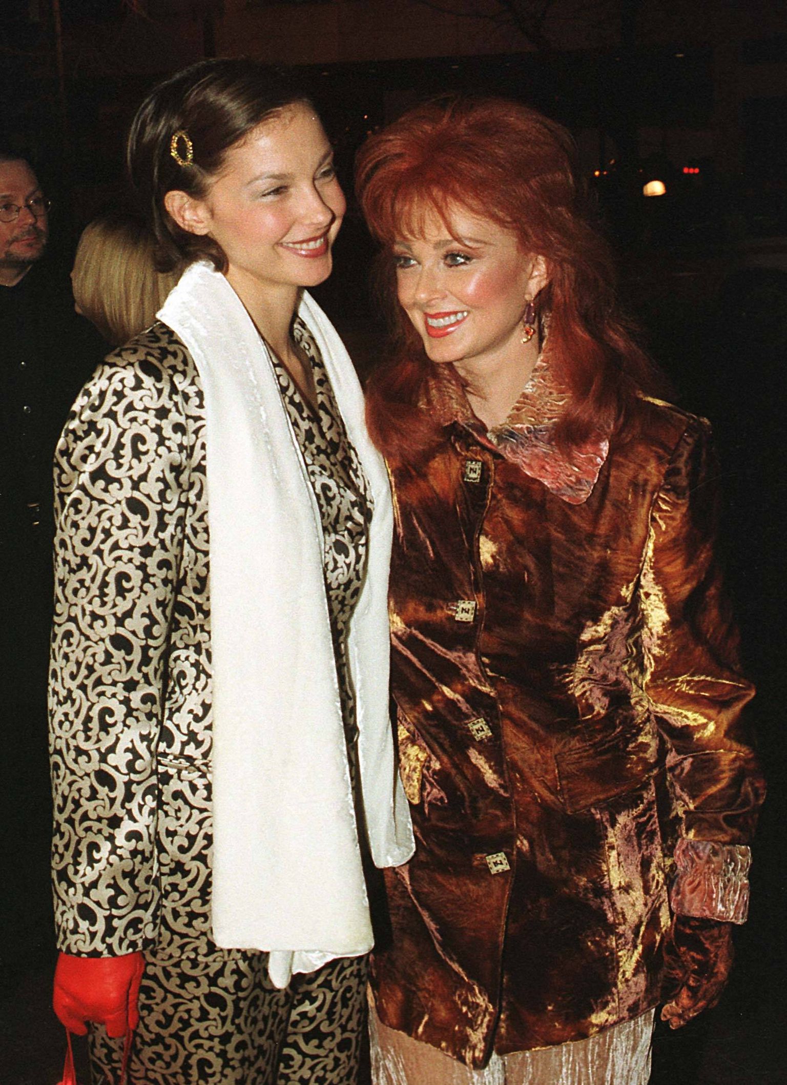 Kantrilaulja Naomi Judd (paremal) koos näitlejannast tütre Ashley Juddiga 1997. aastal.