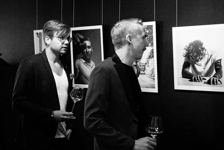 Mustvalged emotsioonid seinal ja saalis Gin & Champagne Showroomis.